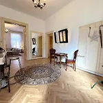 Elegant 125m2 Downtown بودابست