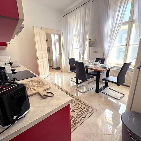 Elegant 125m2 Downtown Lejlighed
