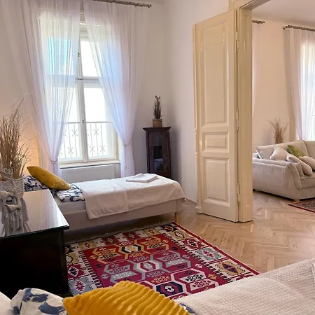 Elegant 125m2 Downtown Lejlighed *