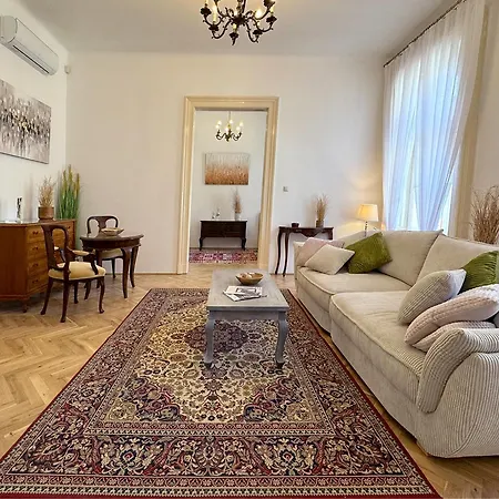 Elegant 125m2 Downtown Daire
